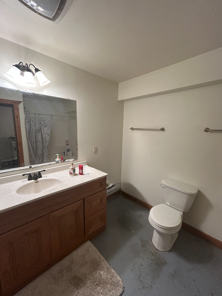 912 Graham Ave - Photo 7 of 24