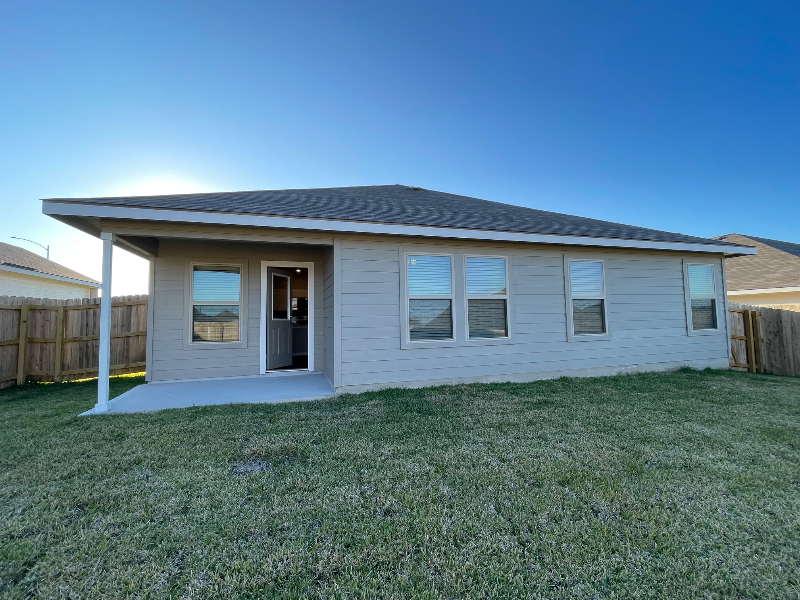 1702 Robinson Dr - Photo 2 of 16