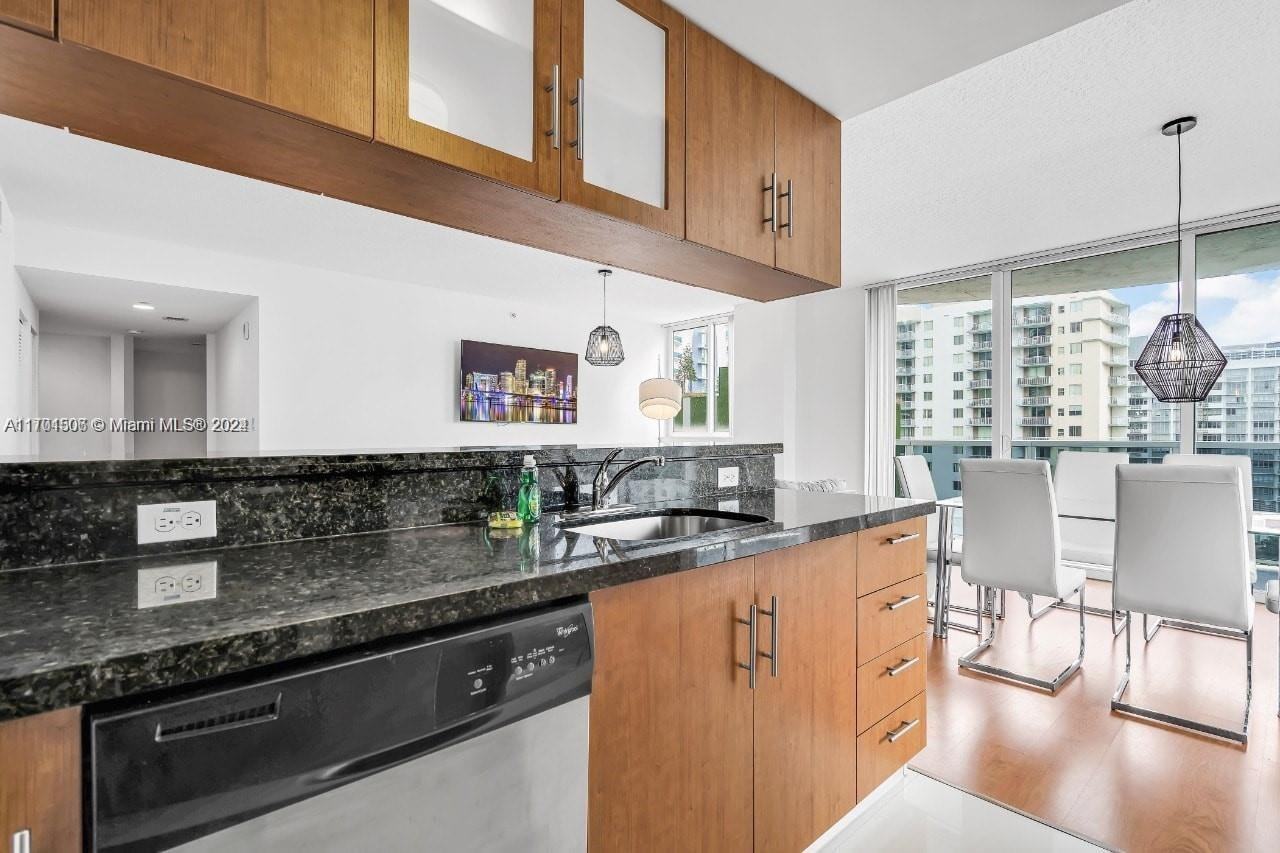 601 Northeast 23rd Street #905 - Photo 5 of 15