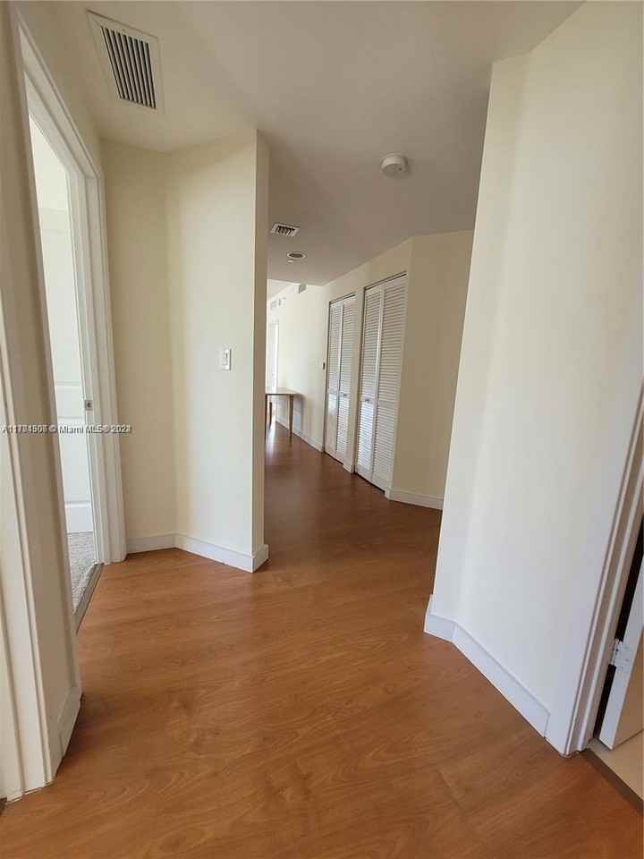 601 Northeast 23rd Street #905 - Photo 4 of 15