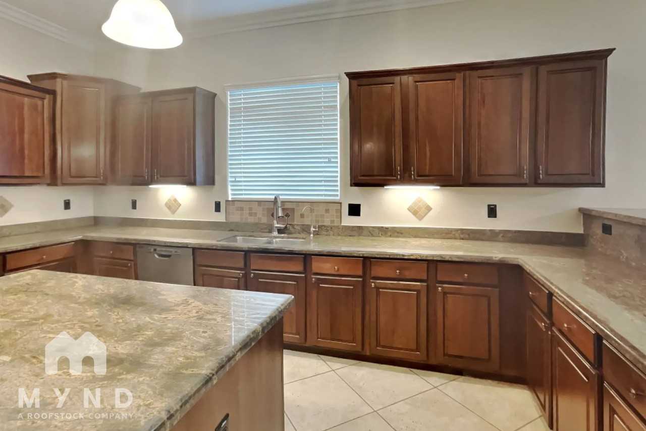 6211 S Rochester Dr - Photo 3 of 39