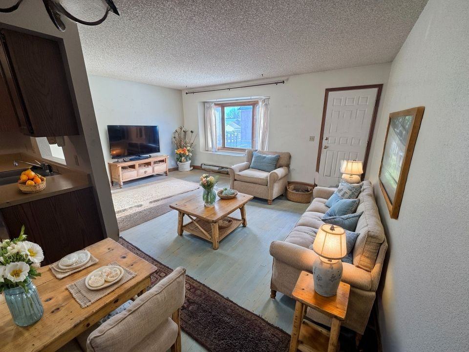 332 Aristocrat Dr - Photo 2 of 7