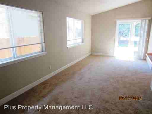 450/452 NE Seward Ave - Photo 2 of 9