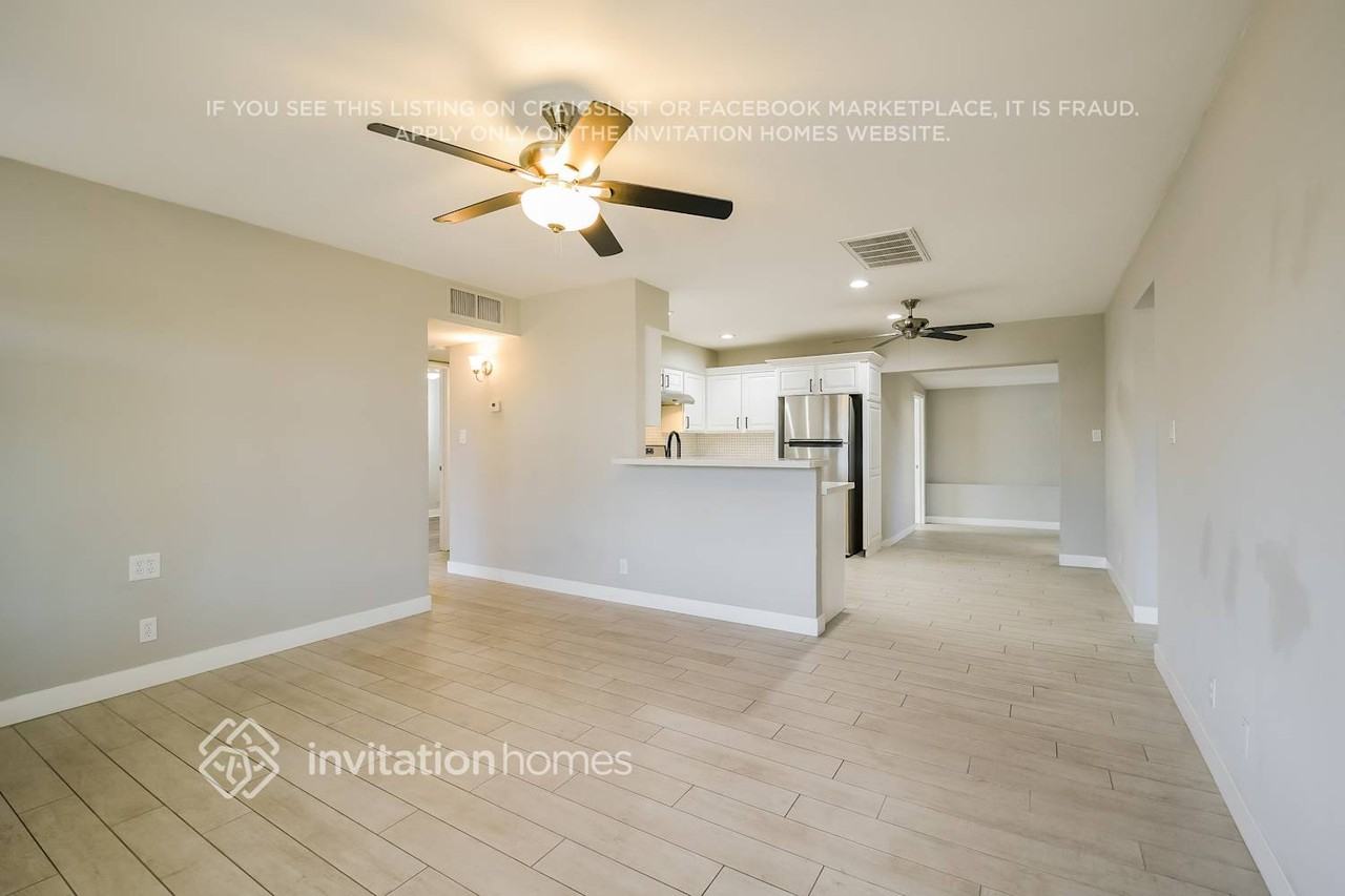 17202 N 15th Ave - Photo 4 of 16