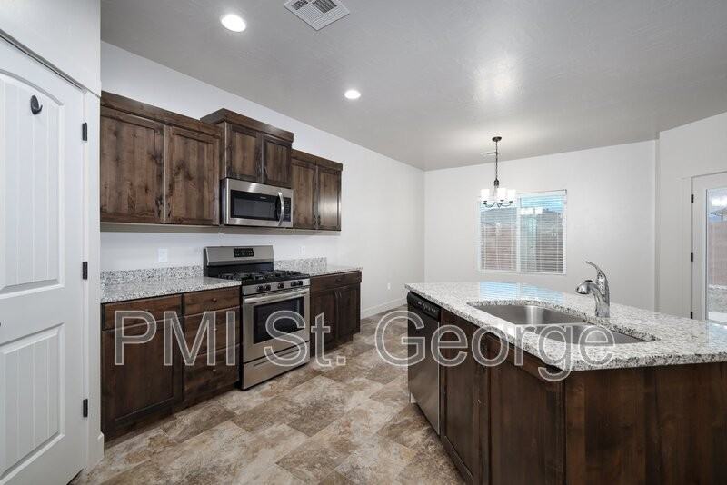 3731 E Shooting Star Ln - Photo 7 of 41