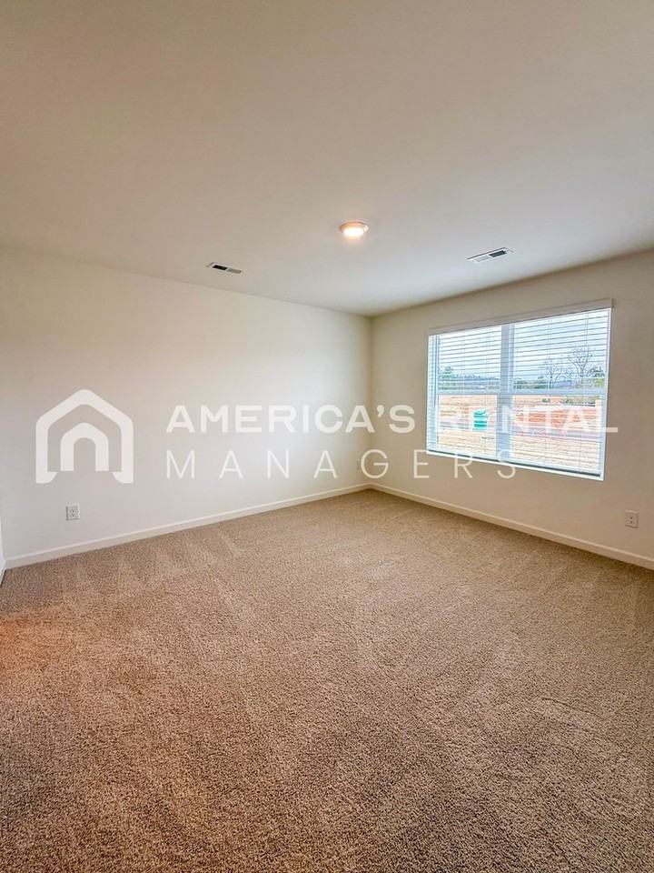 18585 Spring St - Photo 7 of 33