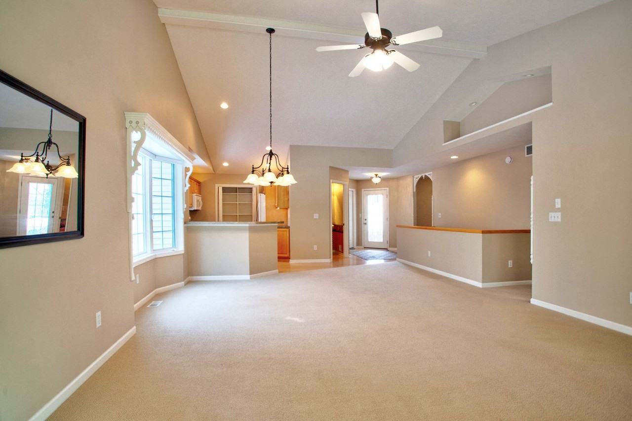 412 Timberlake Dr W - Photo 3 of 33