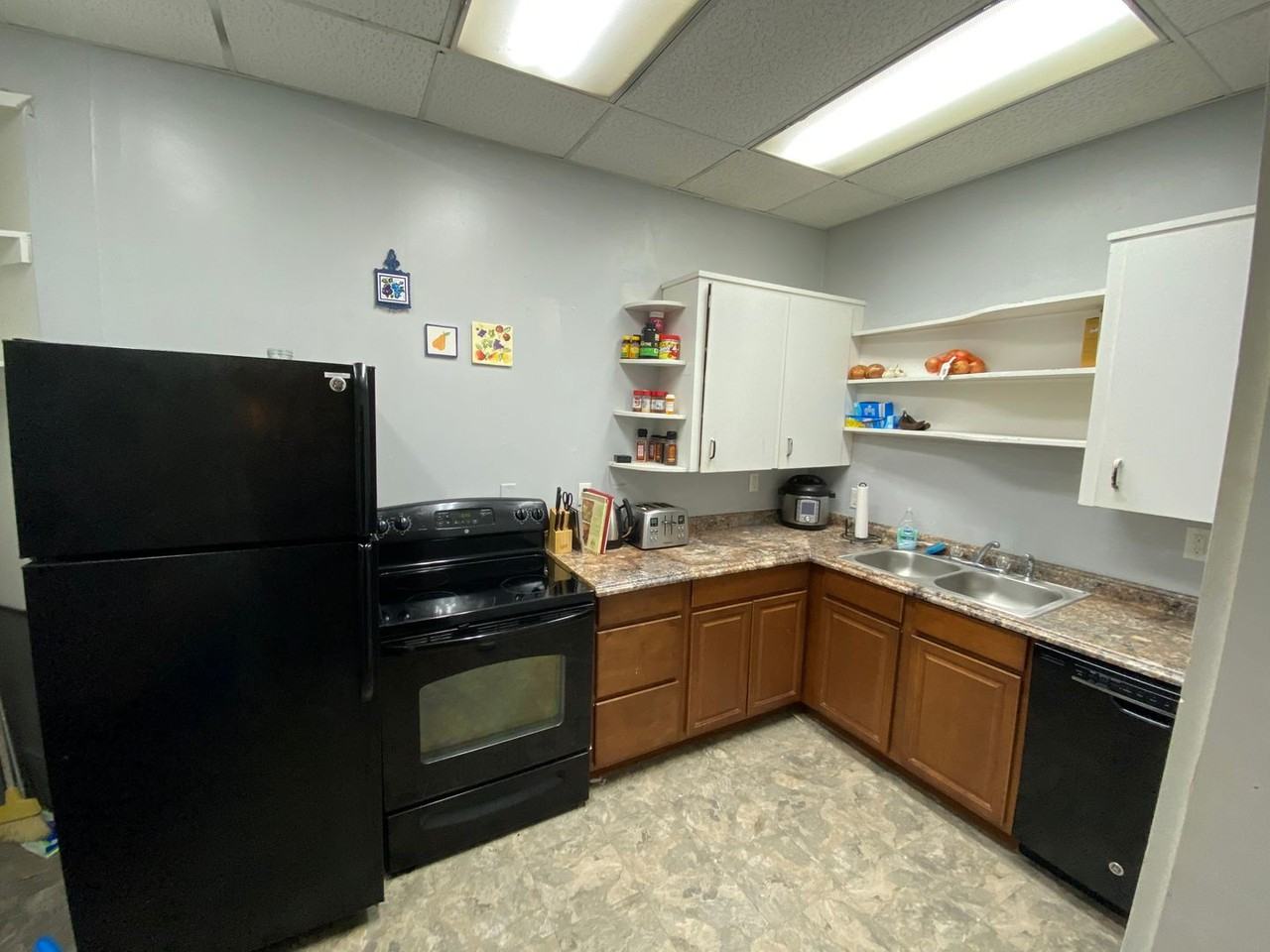 906 E Burlington Apartments! - Photo 5 of 20