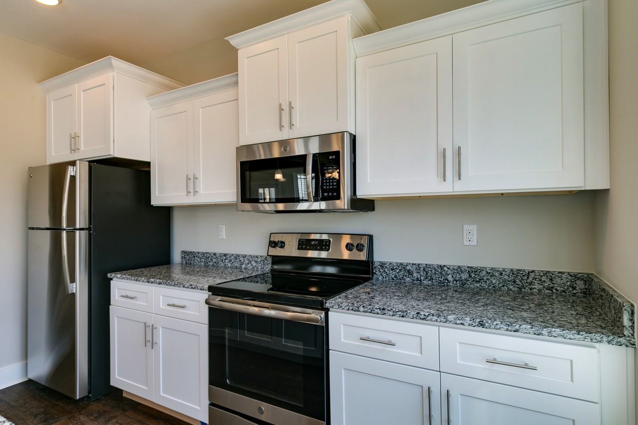 6020 Hillside Ln - Photo 7 of 33