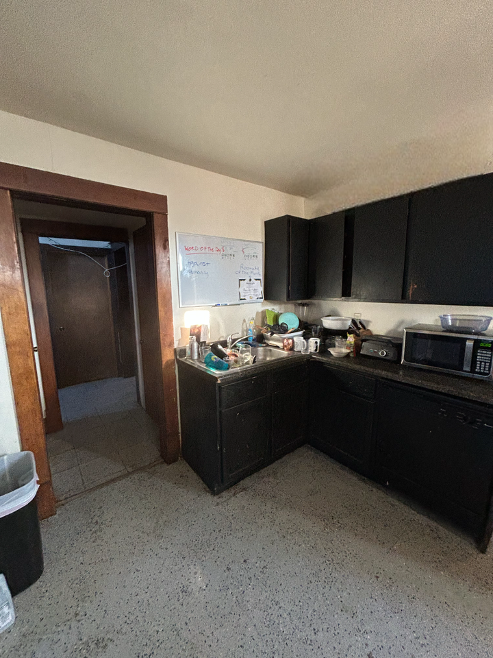 912 Graham Ave - Photo 4 of 24
