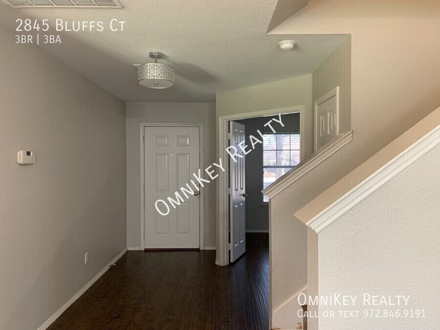 2845 Bluffs Ct - Photo 2 of 27