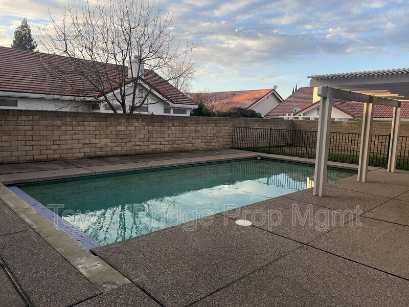 102 Blencowe Ct - Photo 2 of 35