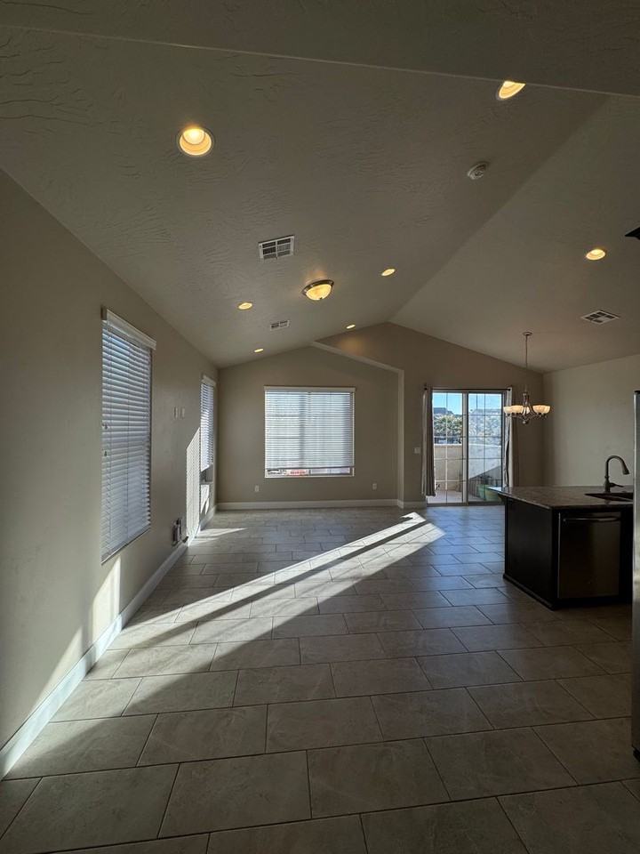 1934 E Vacation Ln - Photo 6 of 50