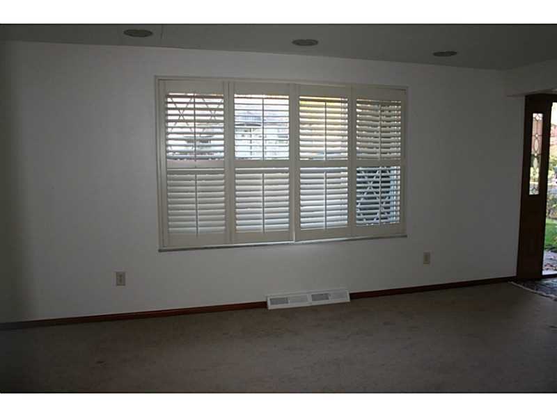 916 Logan St - Photo 2 of 6