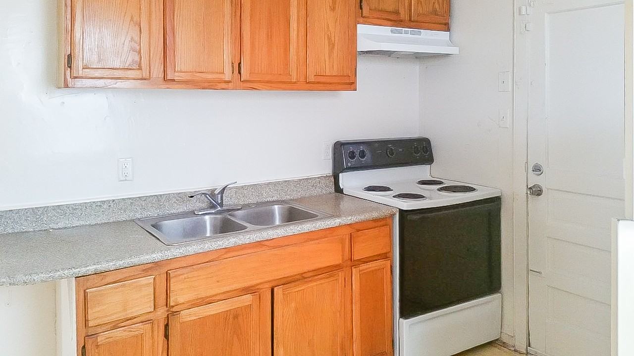 1107 E 15th St #NA - Photo 3 of 4