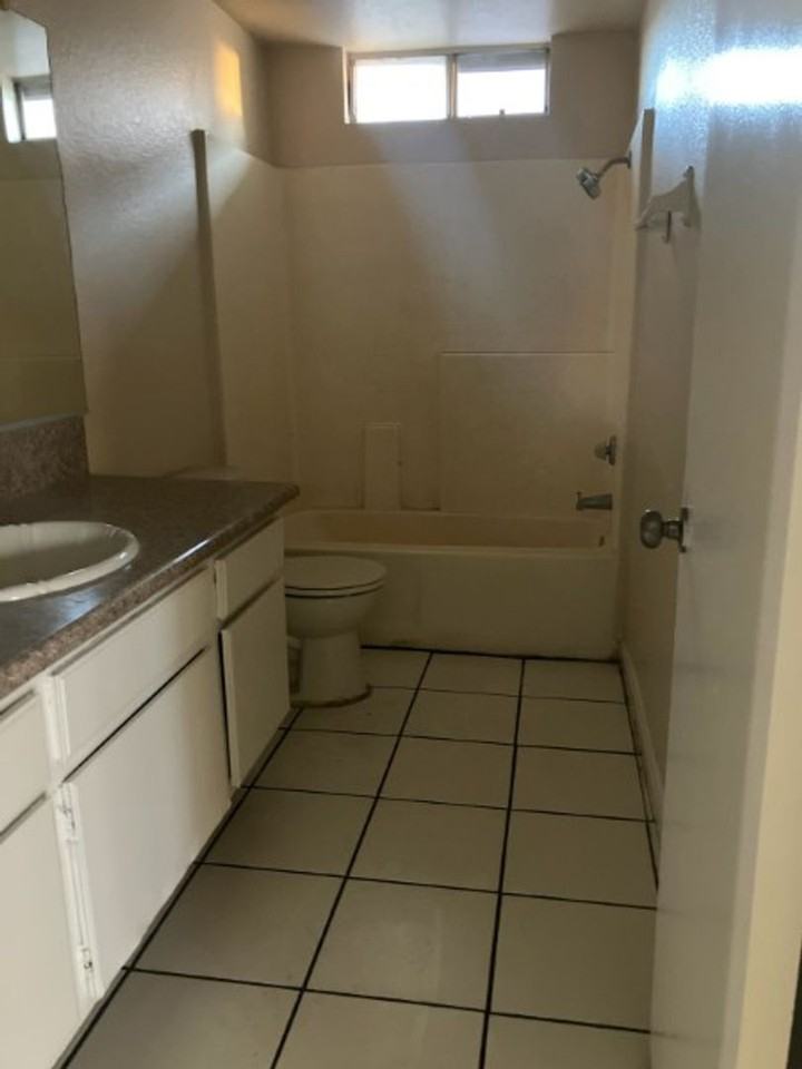 835 S Tamarisk Ave - Photo 3 of 13