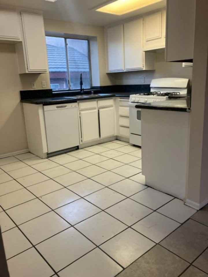 835 S Tamarisk Ave - Photo 4 of 13