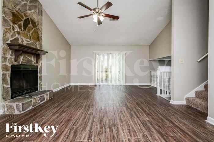 404 Hawthorne Cir - Photo 2 of 16