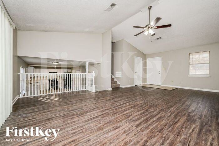 404 Hawthorne Cir - Photo 3 of 16