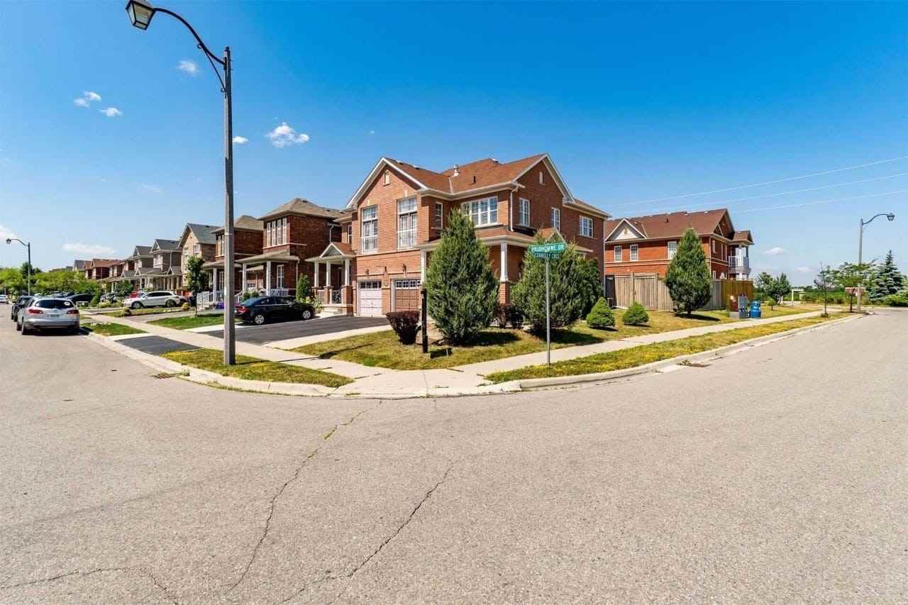 51 Connolly Crescent - Photo 2 of 32