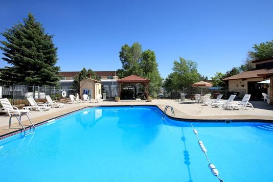 CANDLEWOOD APARTMENTS 2 of 4