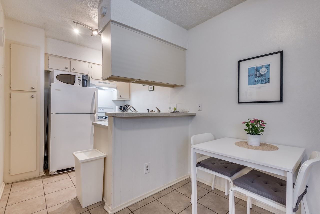 40 Hyde Park - Photo 2 of 18