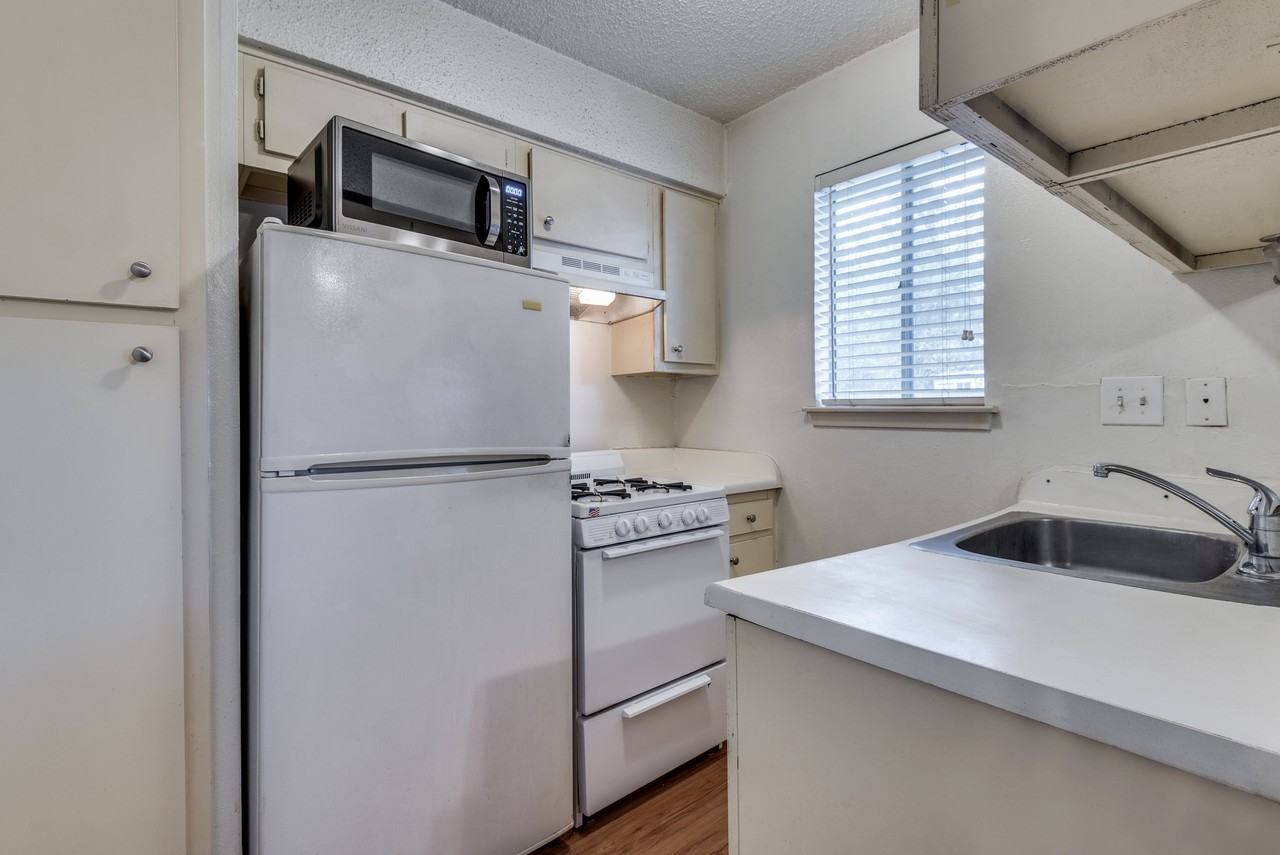 40 Hyde Park - Photo 3 of 18