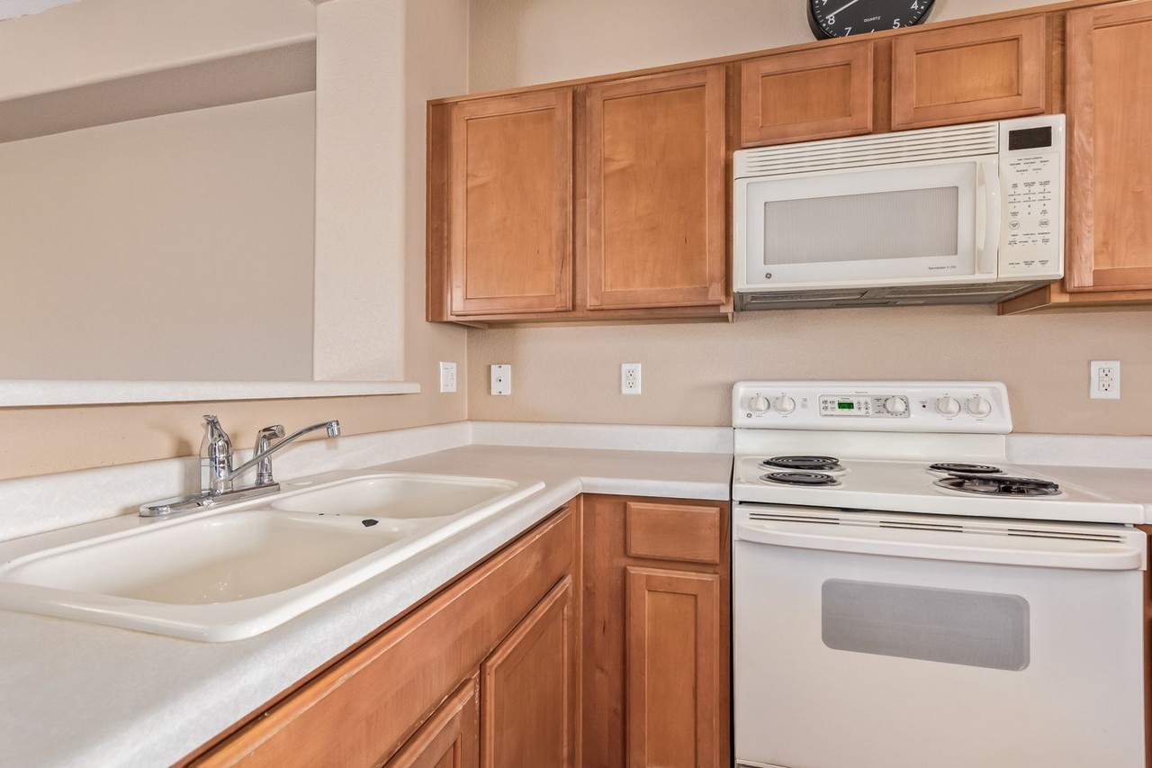 960 E Bellerive Pl - Photo 3 of 31