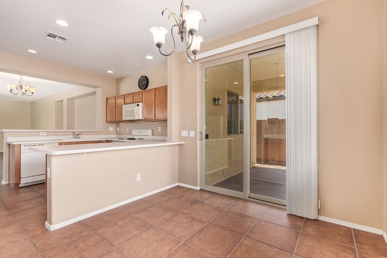 960 E Bellerive Pl - Photo 4 of 31