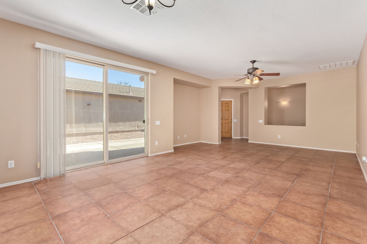 960 E Bellerive Pl - Photo 5 of 31