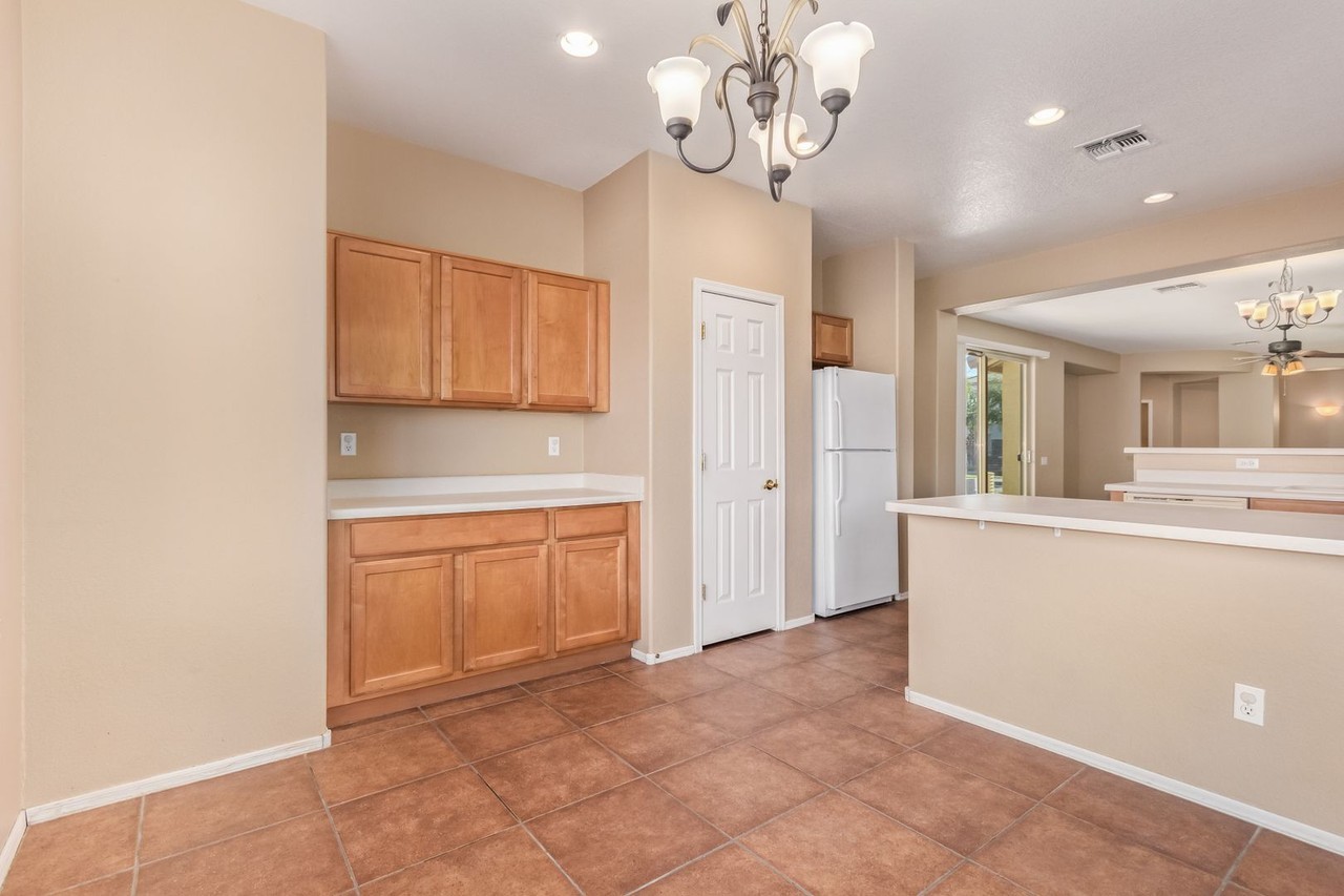 960 E Bellerive Pl - Photo 7 of 31