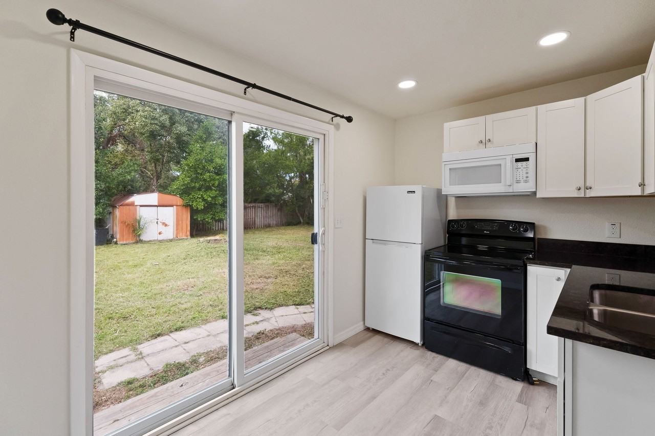 910 Jones St #C - Photo 2 of 14