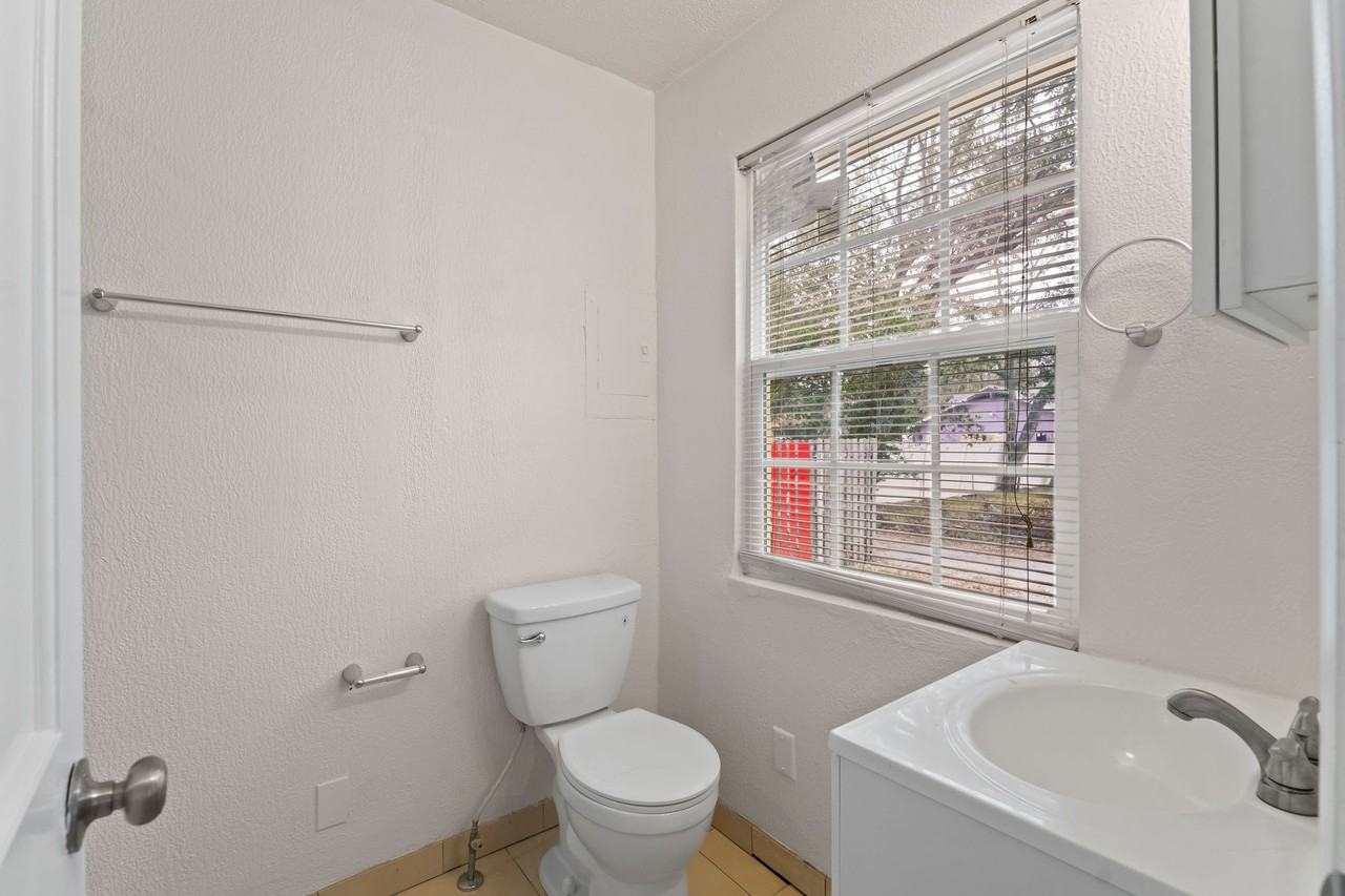 910 Jones St #C - Photo 4 of 14