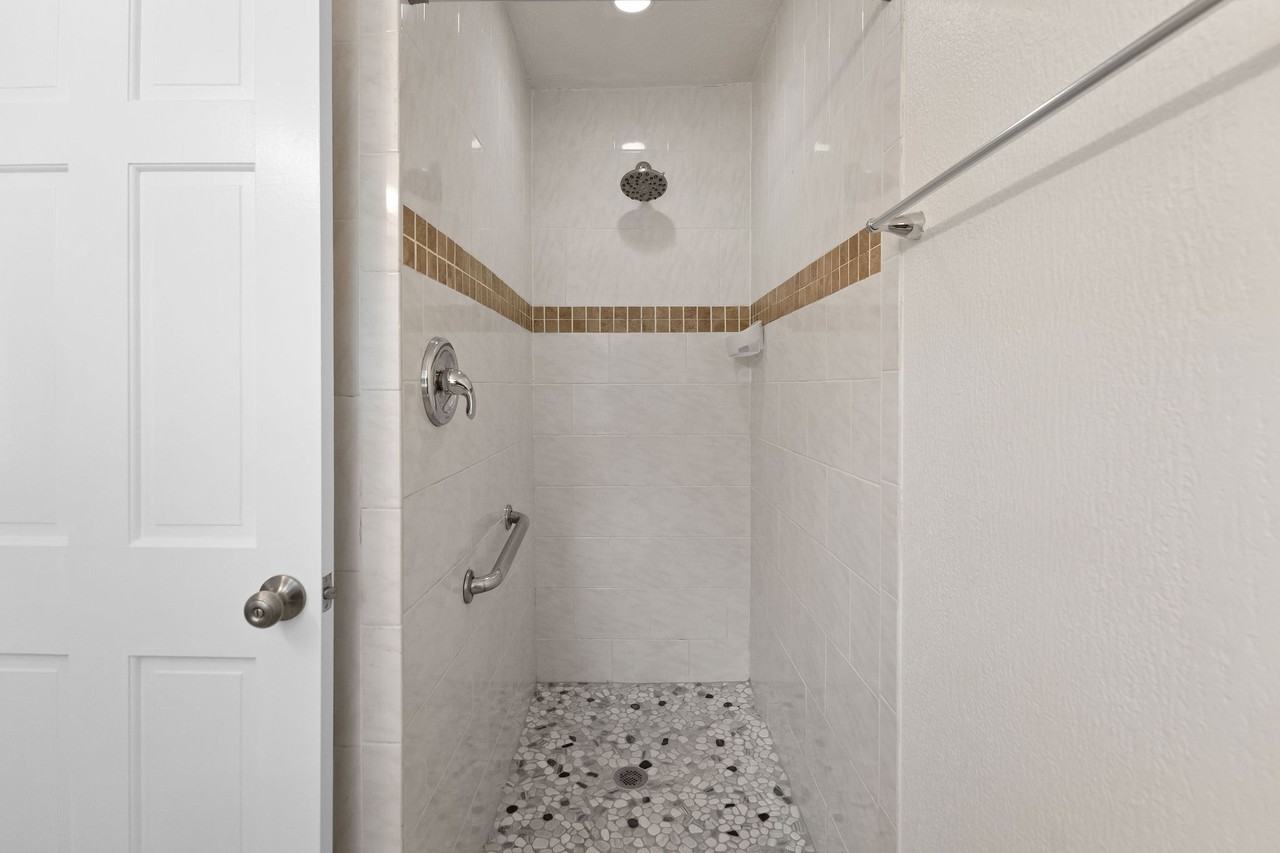 910 Jones St #C - Photo 5 of 14