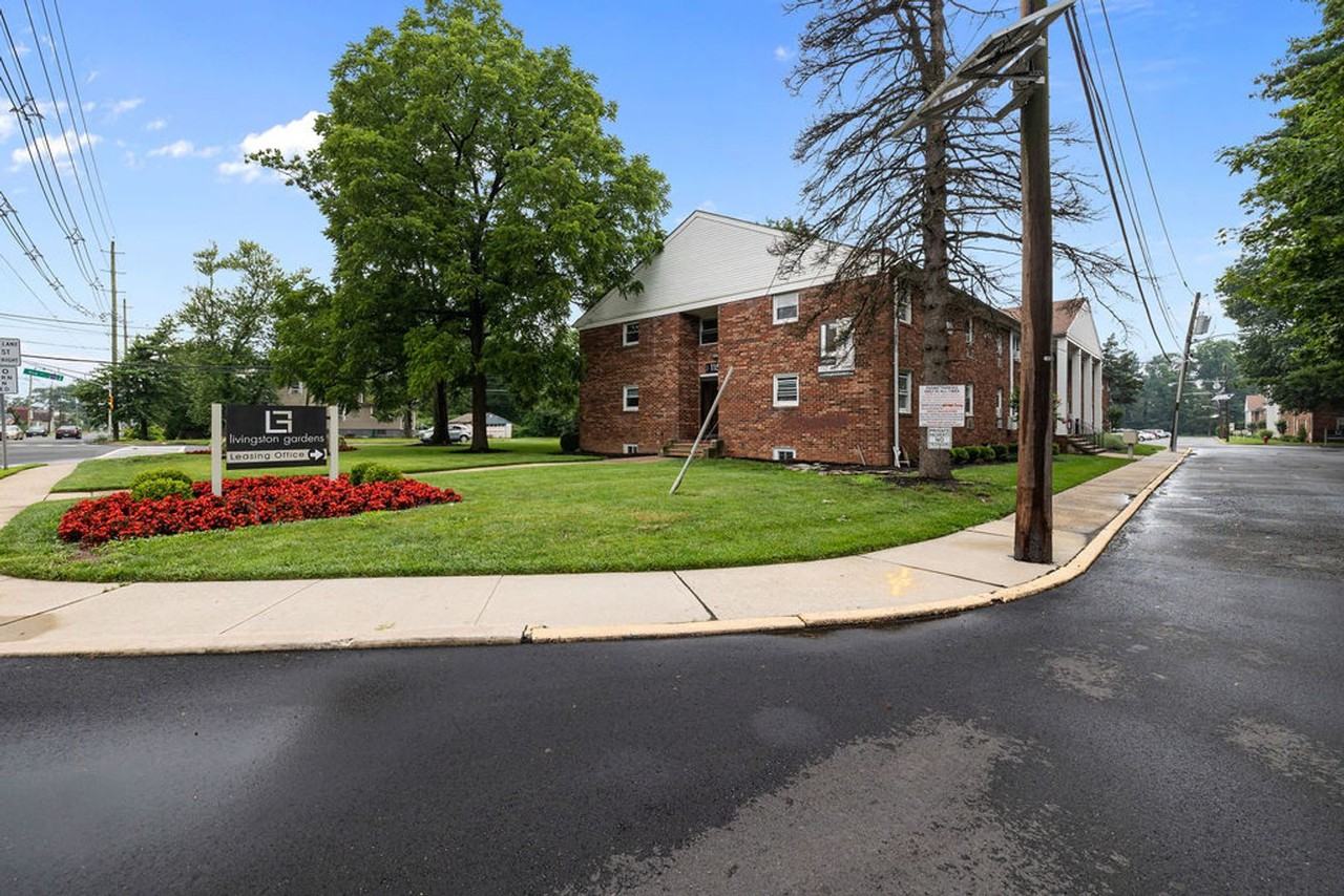 Livingston Gardens - Photo 4 of 35