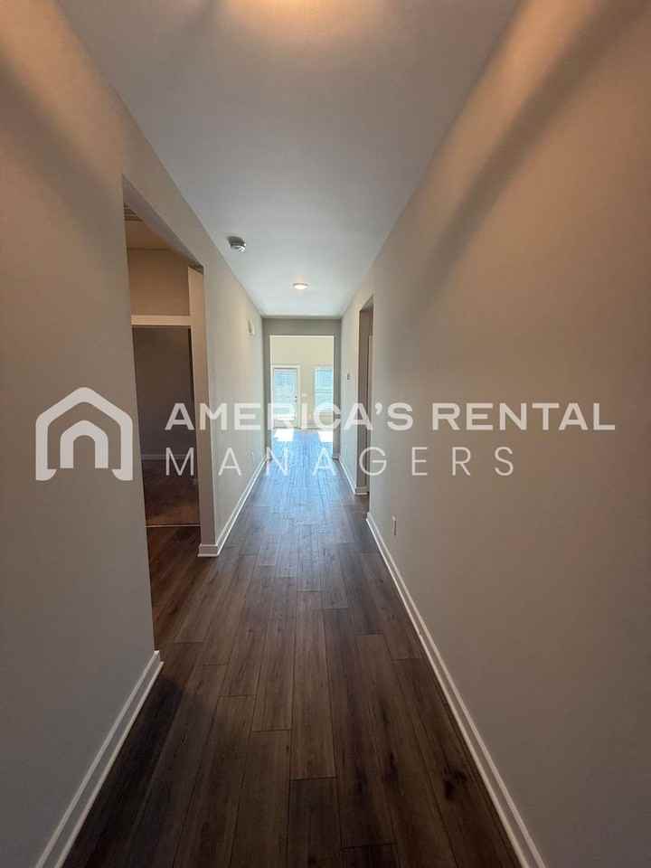 2152 2152 Ellsworth Dr - Photo 3 of 32