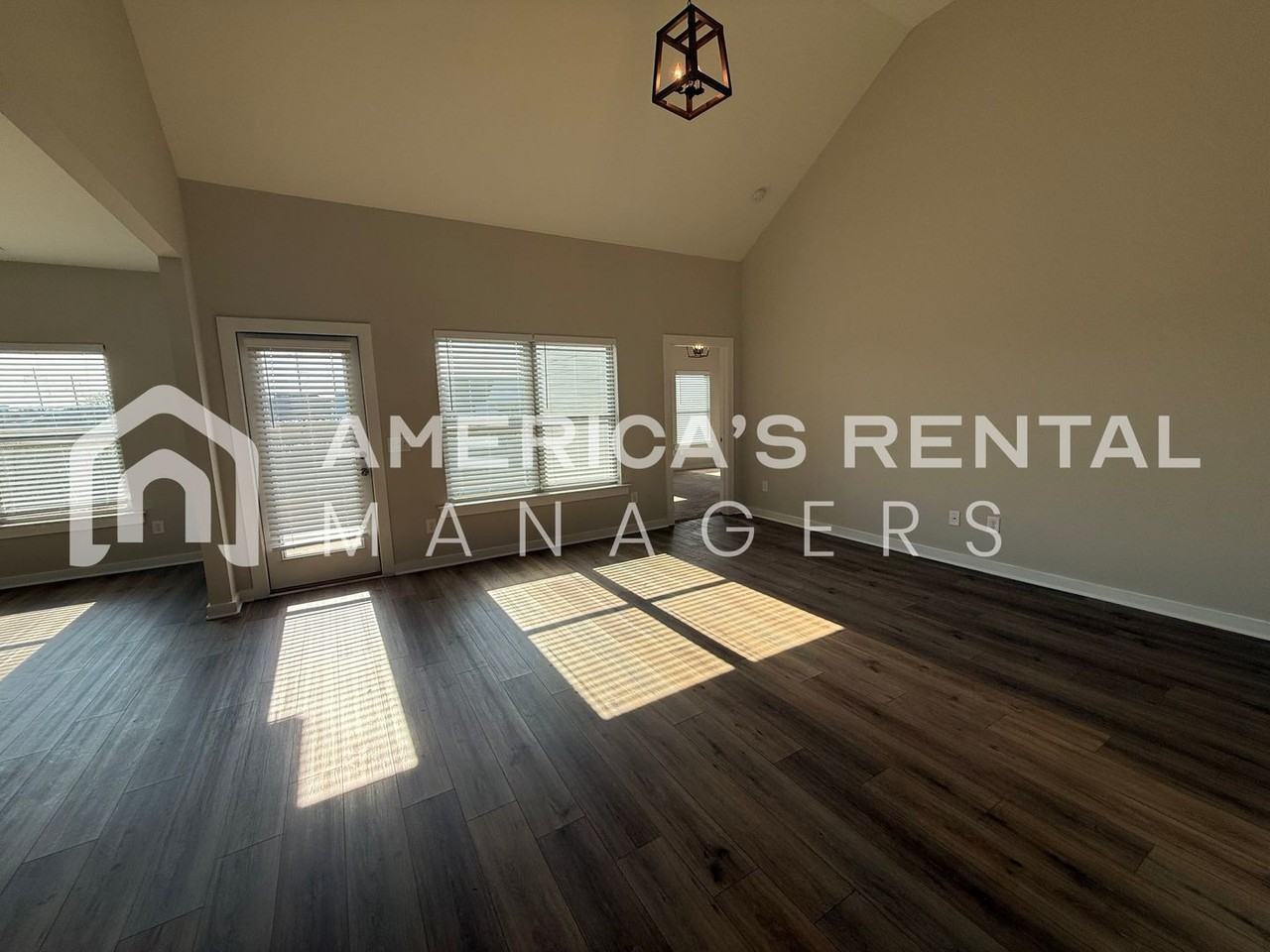 2152 2152 Ellsworth Dr - Photo 4 of 32