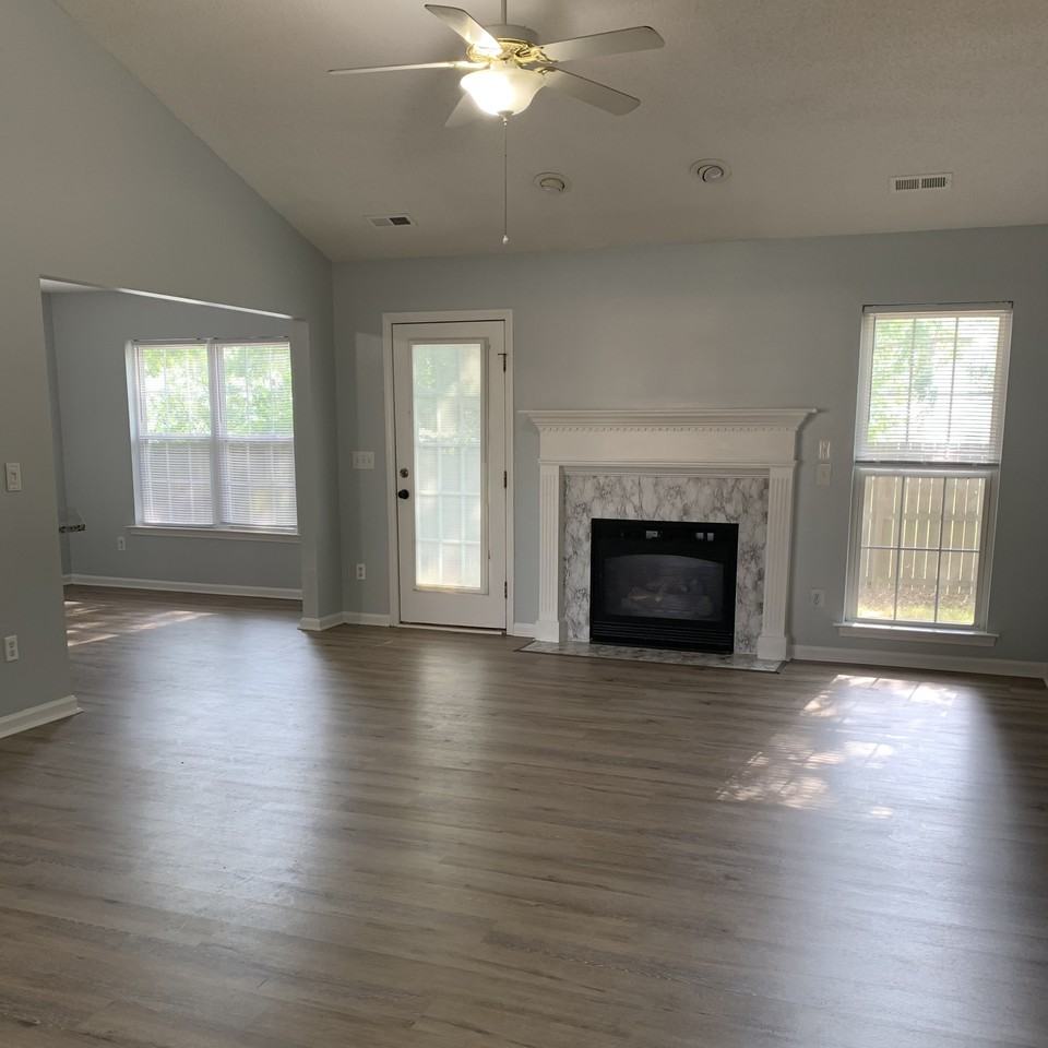 302 Knoll Cir - Photo 2 of 38