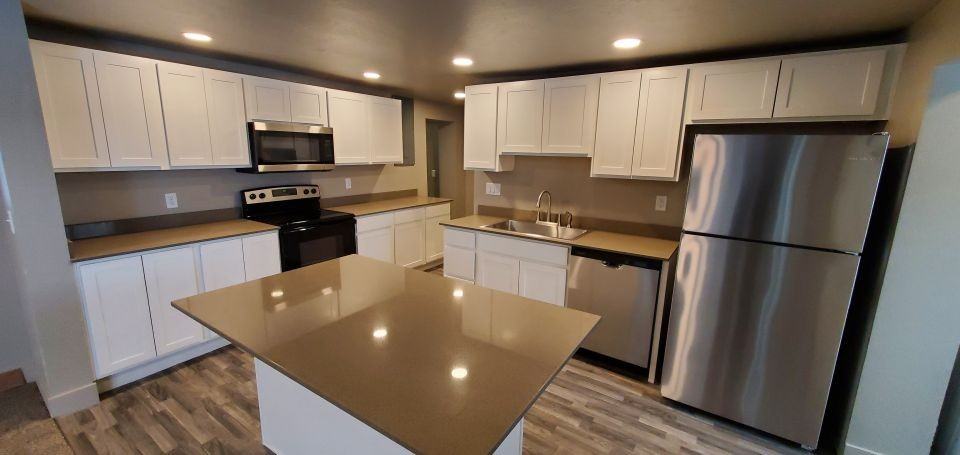 814 W 7th St - Photo 3 of 9