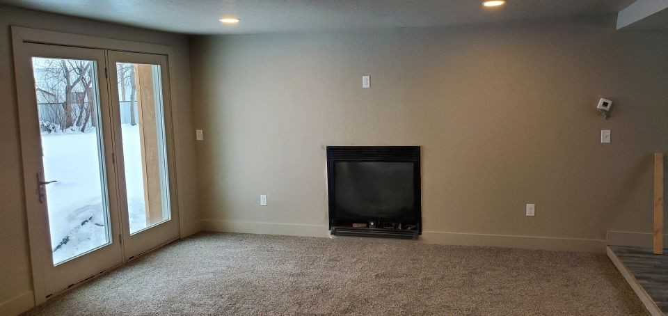 814 W 7th St - Photo 5 of 9