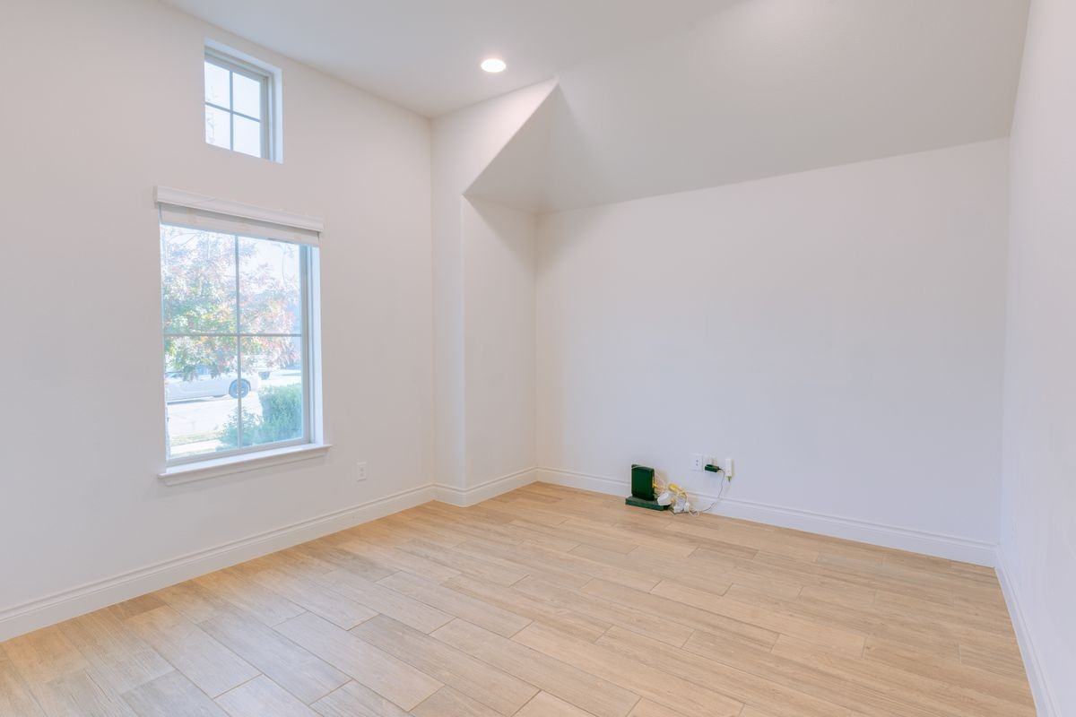 219 Krupp Ave - Photo 5 of 25