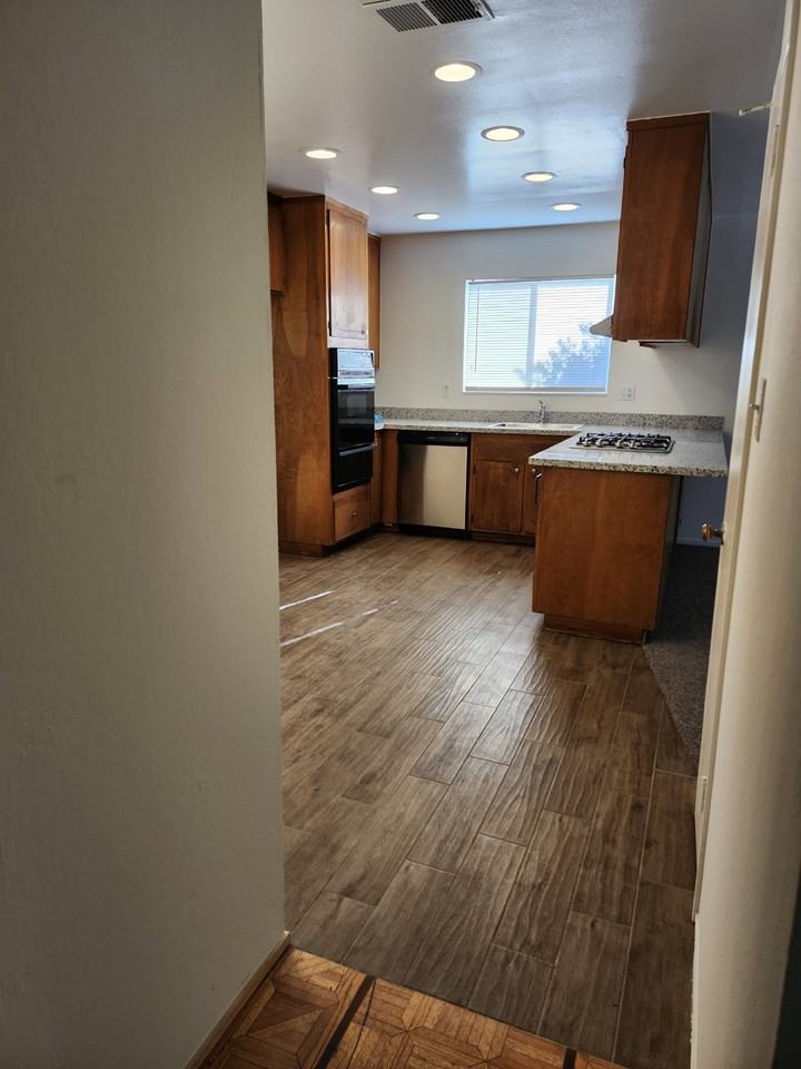 1827 Mission Dr - Photo 3 of 10