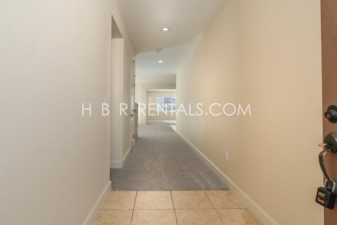 502 W Campania Way - Photo 3 of 36