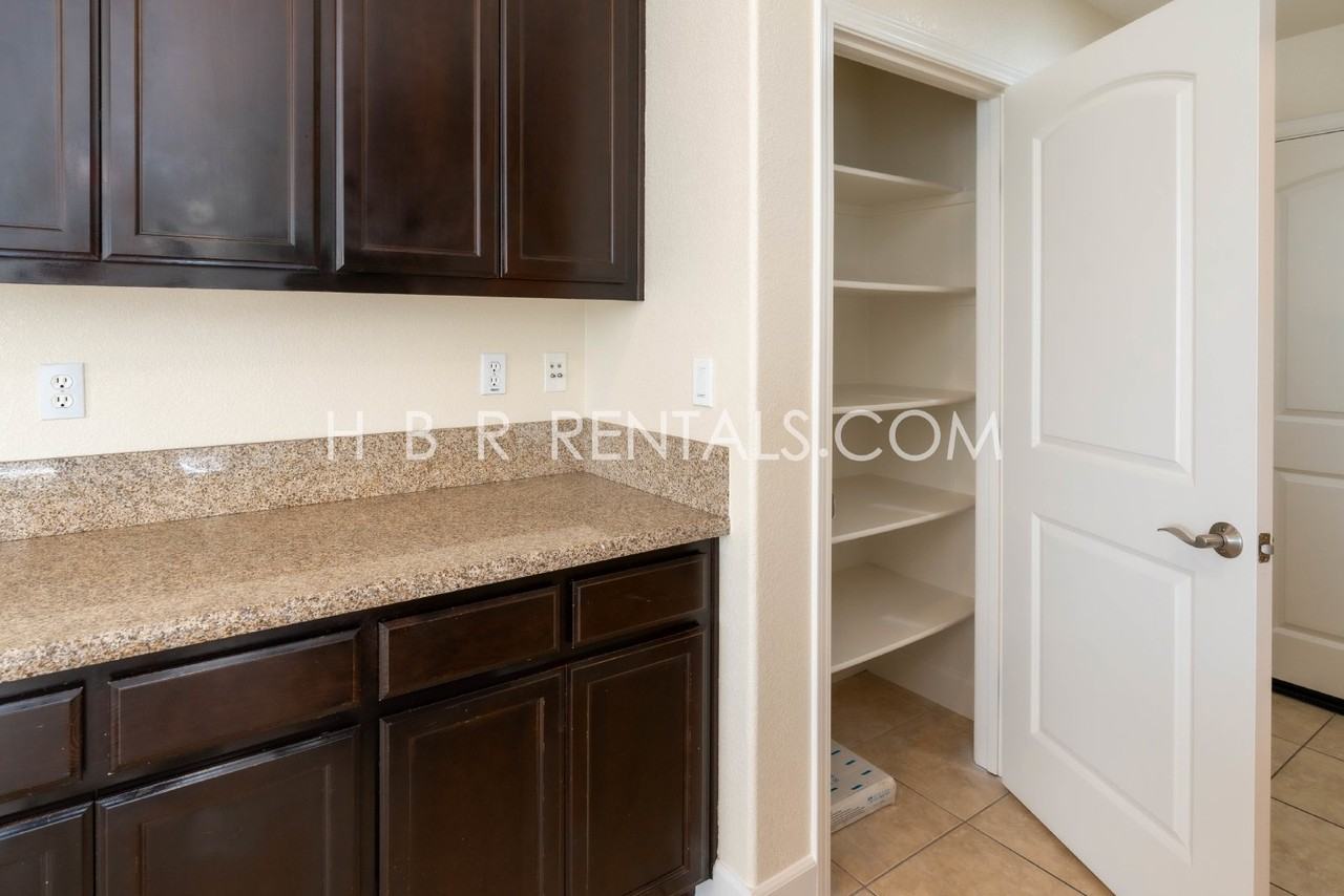 502 W Campania Way - Photo 7 of 36