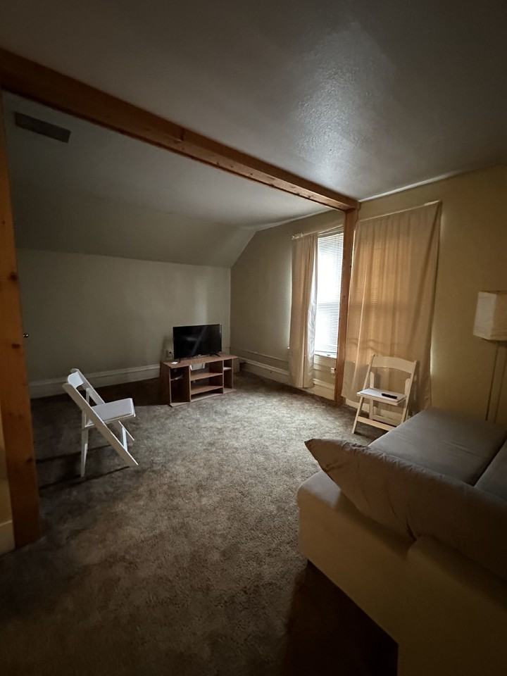 803 Niagara St - Photo 3 of 12