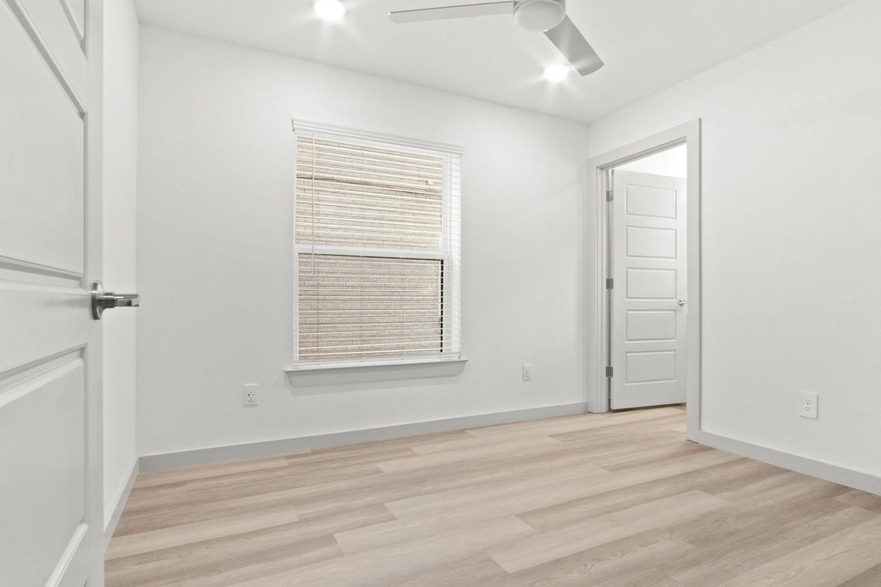 3240 S University - Photo 2 of 33
