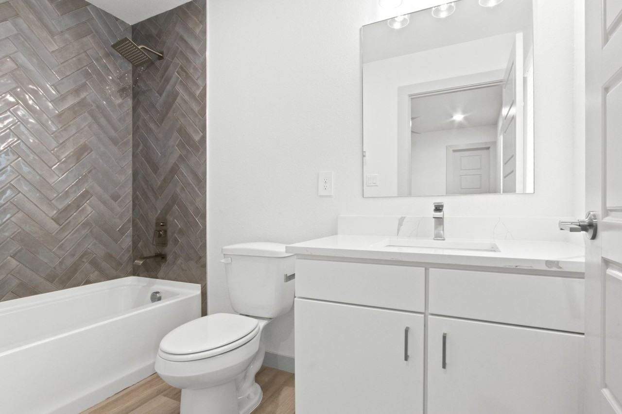 3240 S University - Photo 3 of 33