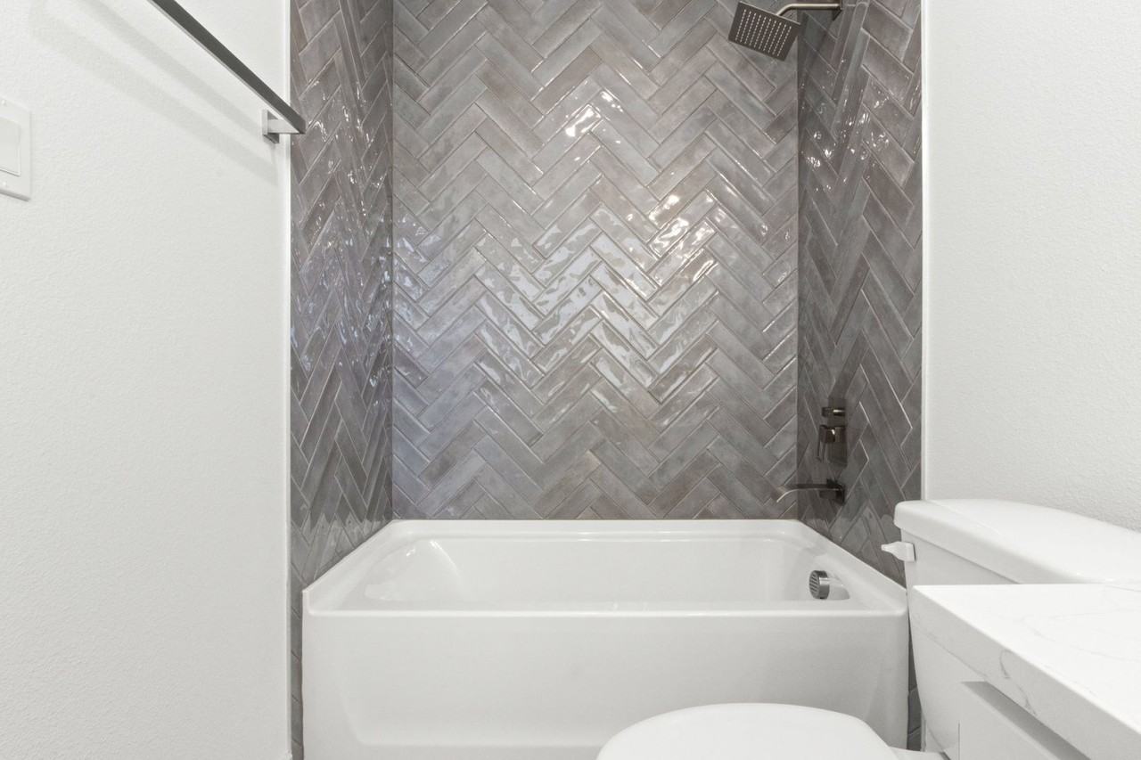 3240 S University - Photo 4 of 33