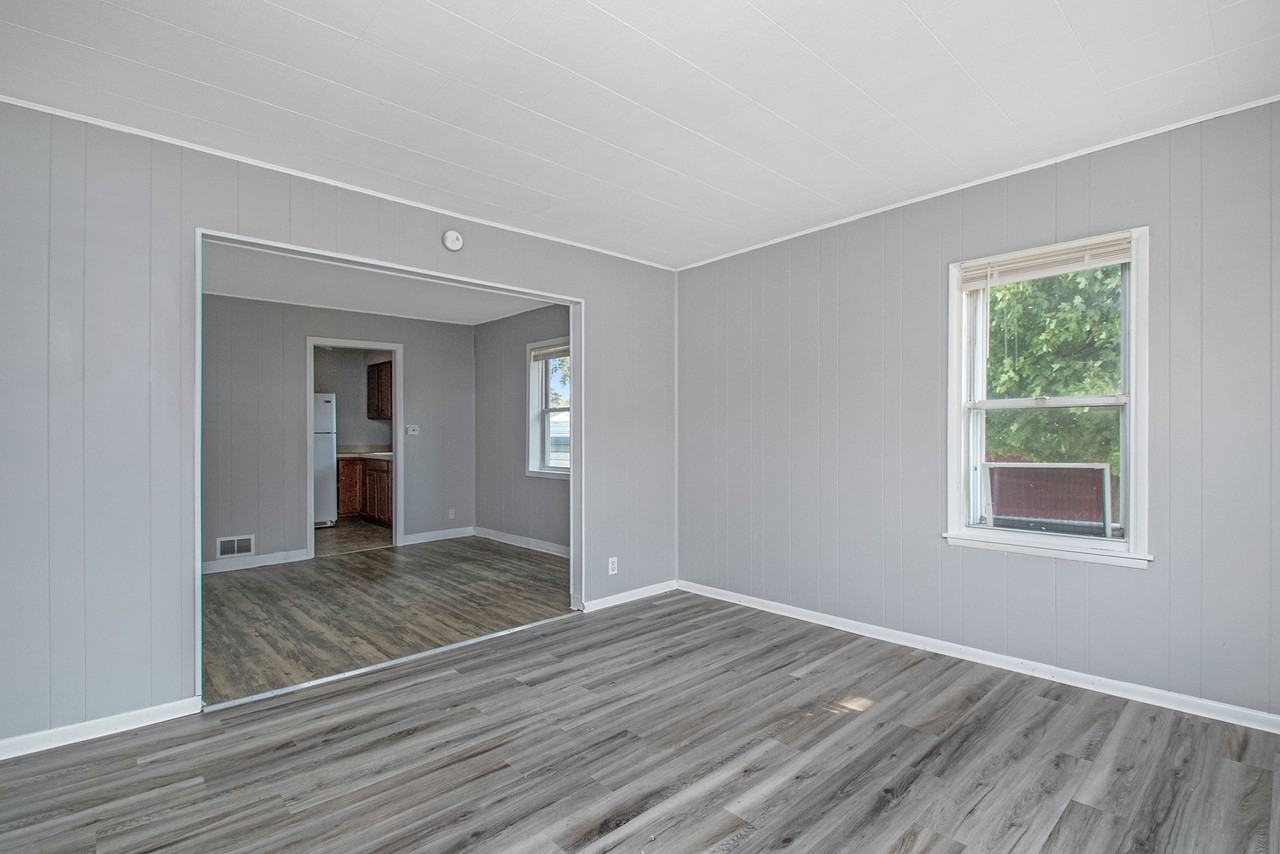11793 Lincolnway - Photo 2 of 17