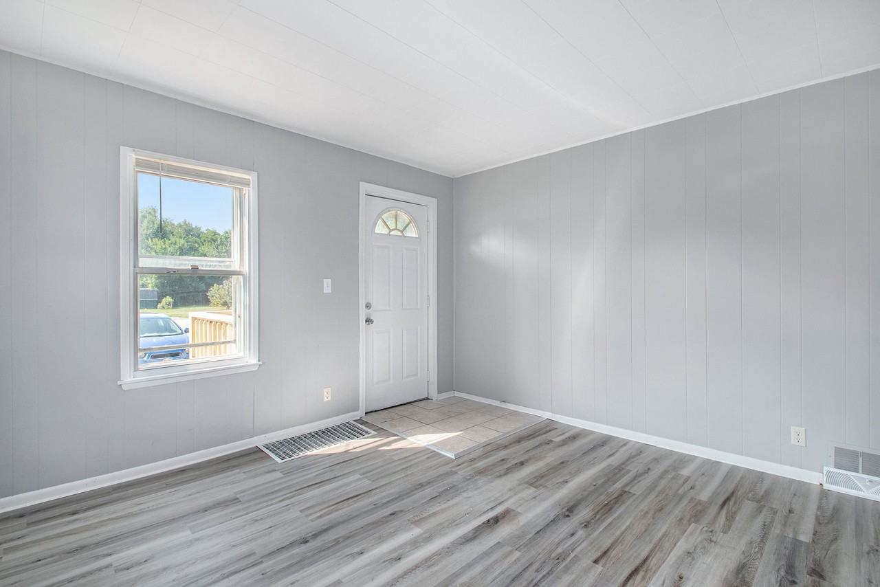 11793 Lincolnway - Photo 3 of 17